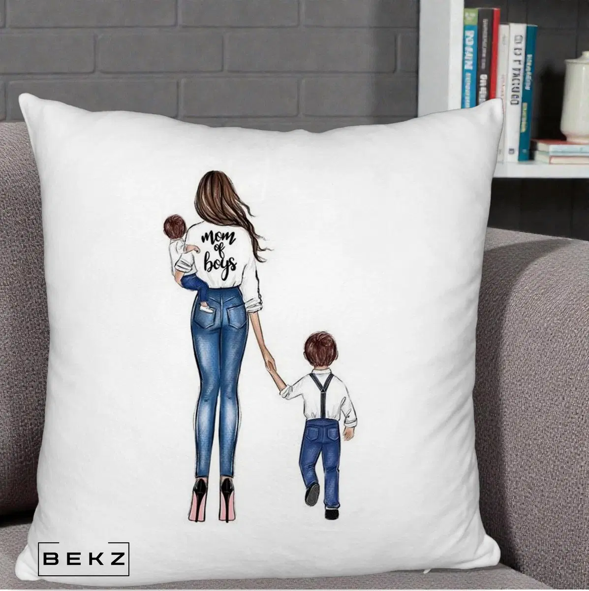 Perna Decorativa Mom of Boys Mama cu Baietii, 40x40 cm, Alb Pufos, Husa Detasabila, Perna, BEKZ®