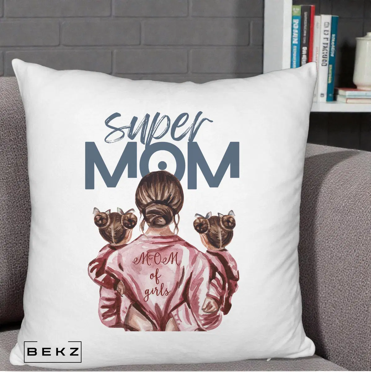 Perna Decorativa Super Mom of Girls Mama cu Gemene, 40x40 cm, Alb Pufos, Husa Detasabila, Perna, BEKZ®