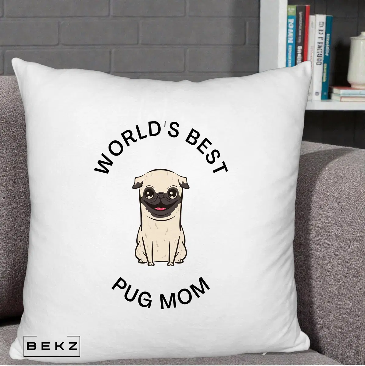 Perna Decorativa World's Best Pug Mom, 40x40 cm, Alb Pufos, Husa Detasabila, Perna, BEKZ®