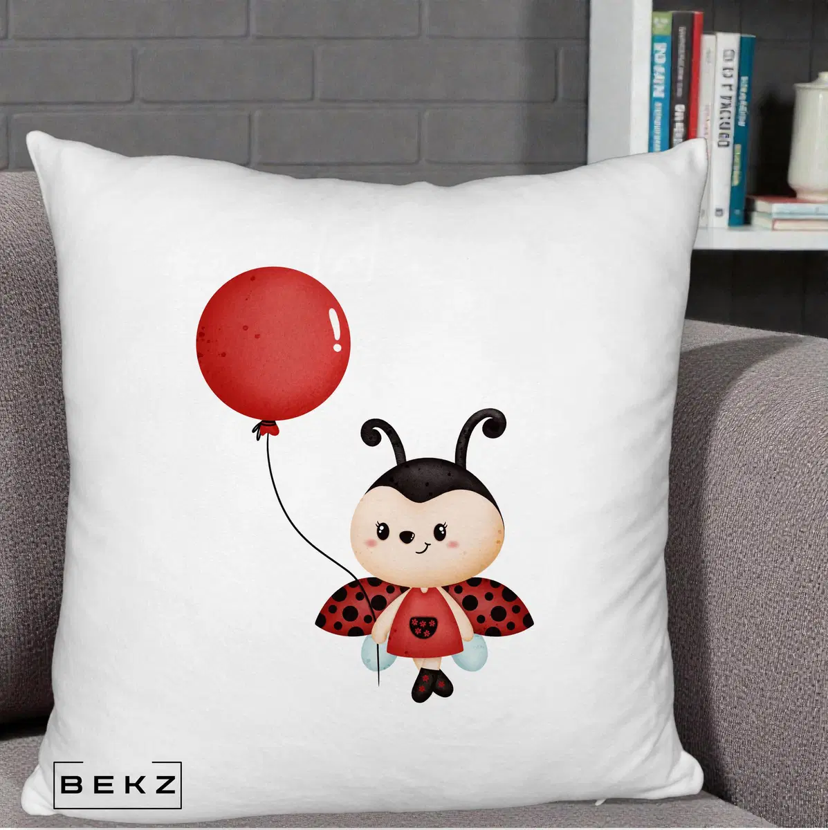 Perna Decorativa Buburuza cu Balon Rosu, 40x40 cm, Alb Pufos, Husa Detasabila, Perna, BEKZ®