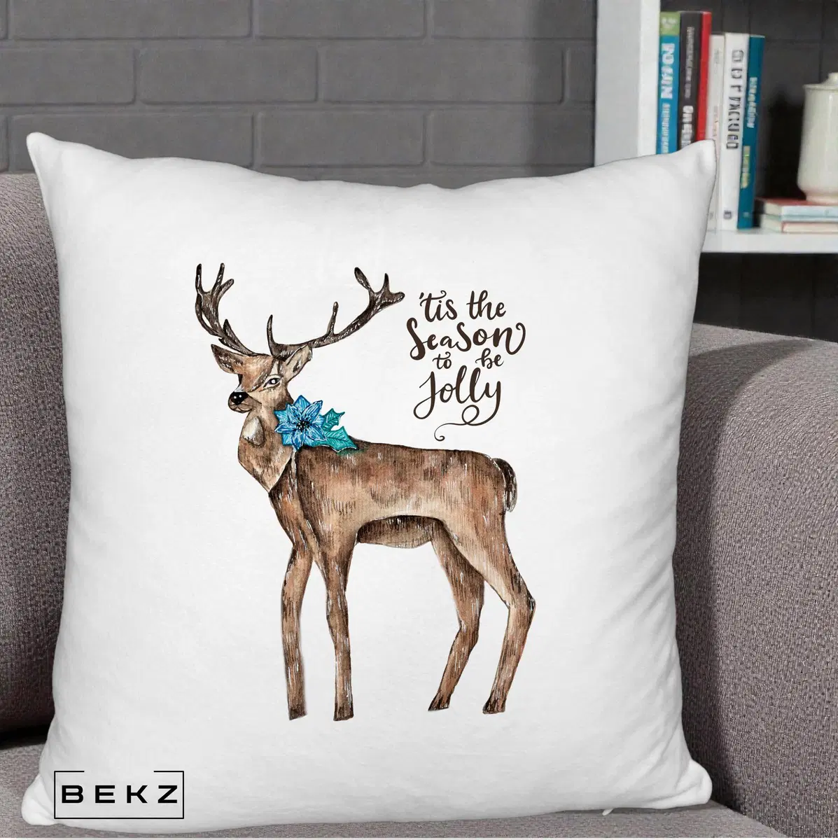 Perna Decorativa Ren Tis the Season to be Jolly, 40x40 cm, Alb Pufos, Husa Detasabila, Perna, BEKZ®