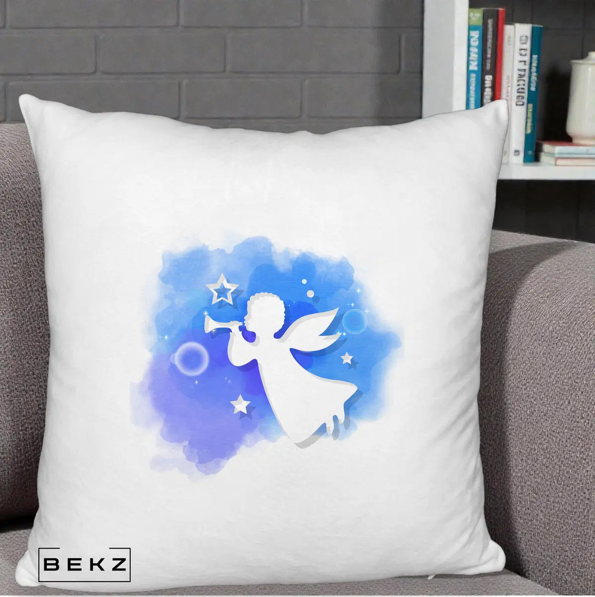 Perna Decorativa Inger cu Trompeta Albastru, 40x40 cm, Alb Pufos, Husa Detasabila, Perna, BEKZ®