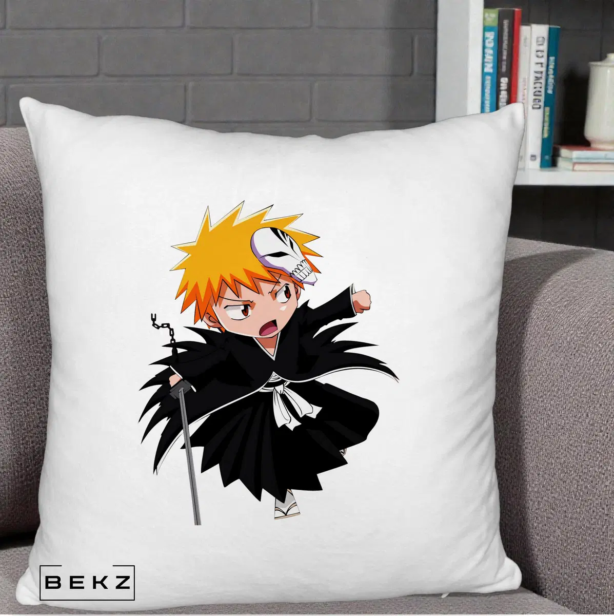 Perna Decorativa Bleach Ichigo Chibi cu Masca, 40x40 cm, Alb Pufos, Husa Detasabila, Perna, BEKZ®