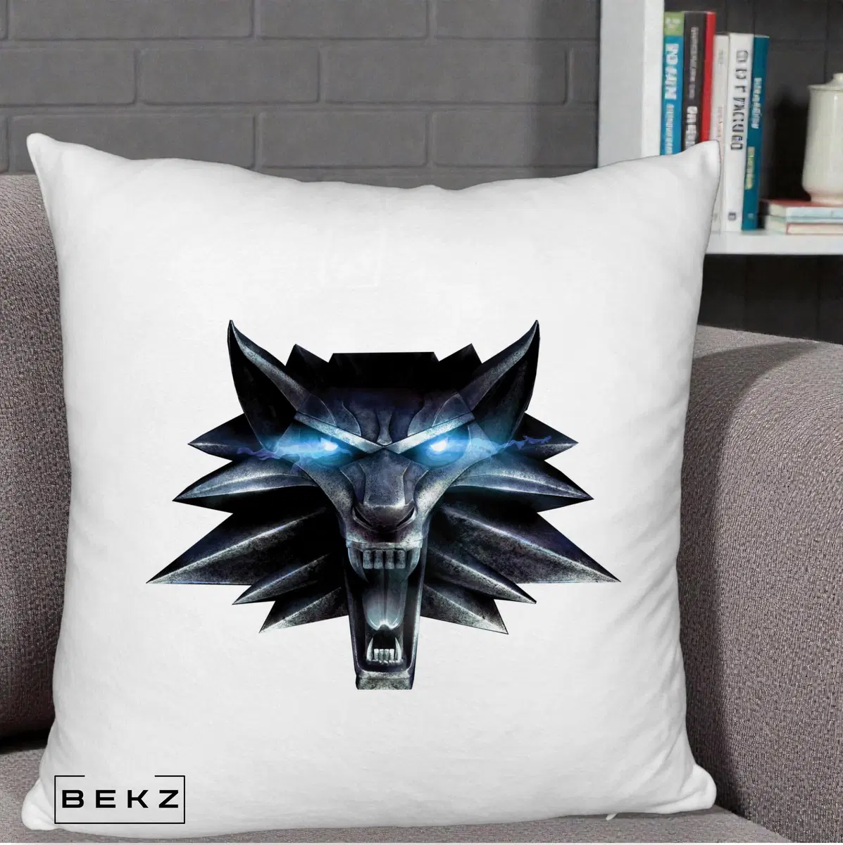 Perna Decorativa The Witcher Wolf Head Logo, 40x40 cm, Alb Pufos, Husa Detasabila, Perna, BEKZ®