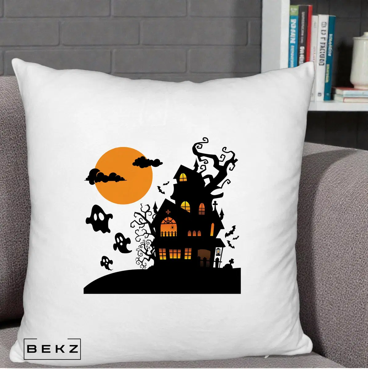 Perna Decorativa Halloween Casa Bantuita cu Fantome, 40x40 cm, Alb Pufos, Husa Detasabila, Perna, BEKZ®