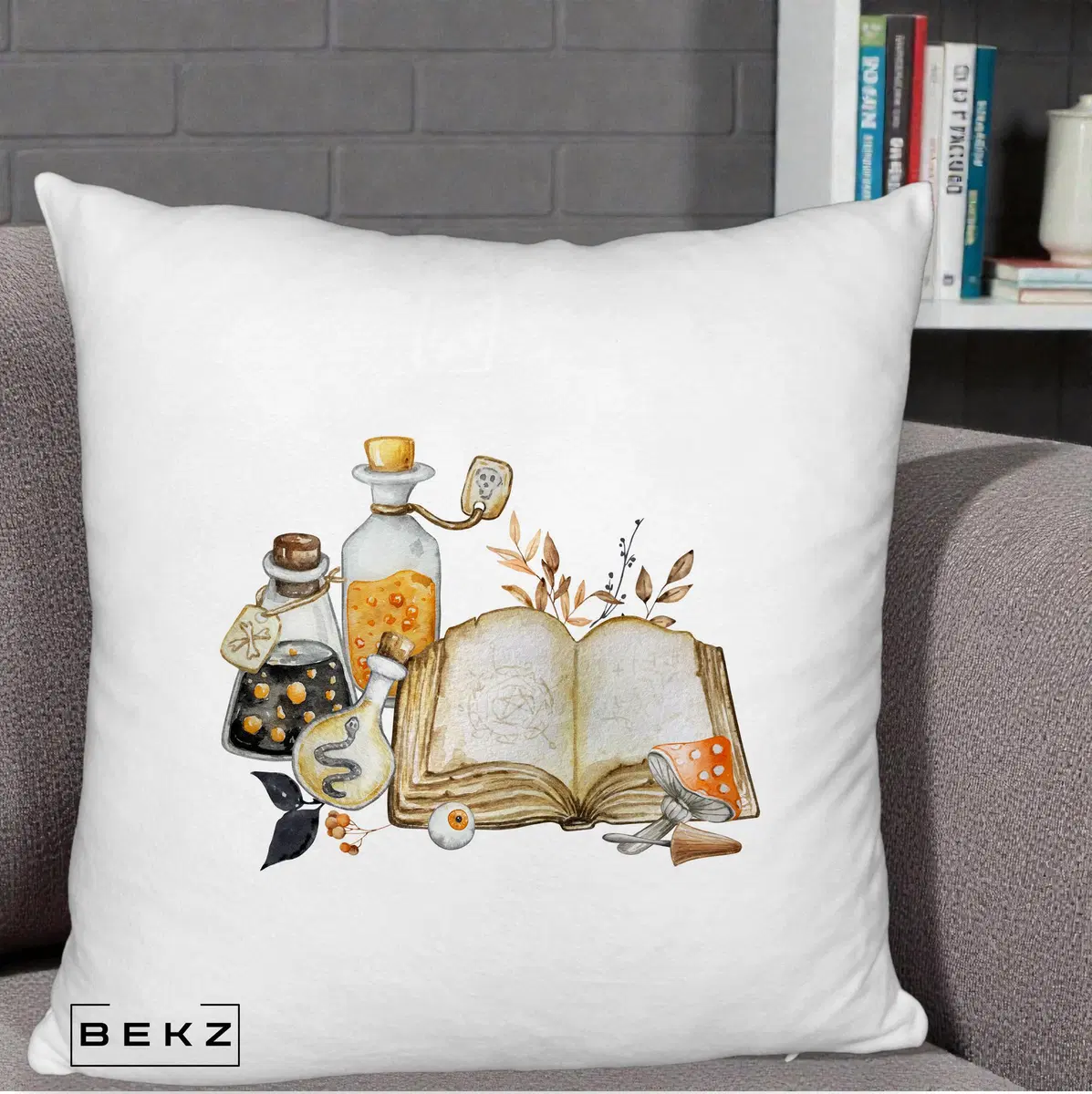 Perna Decorativa Grimoire Vrajitoare si Filtre Magice Halloween, 40x40 cm, Alb Pufos, Husa Detasabila, Perna, BEKZ®