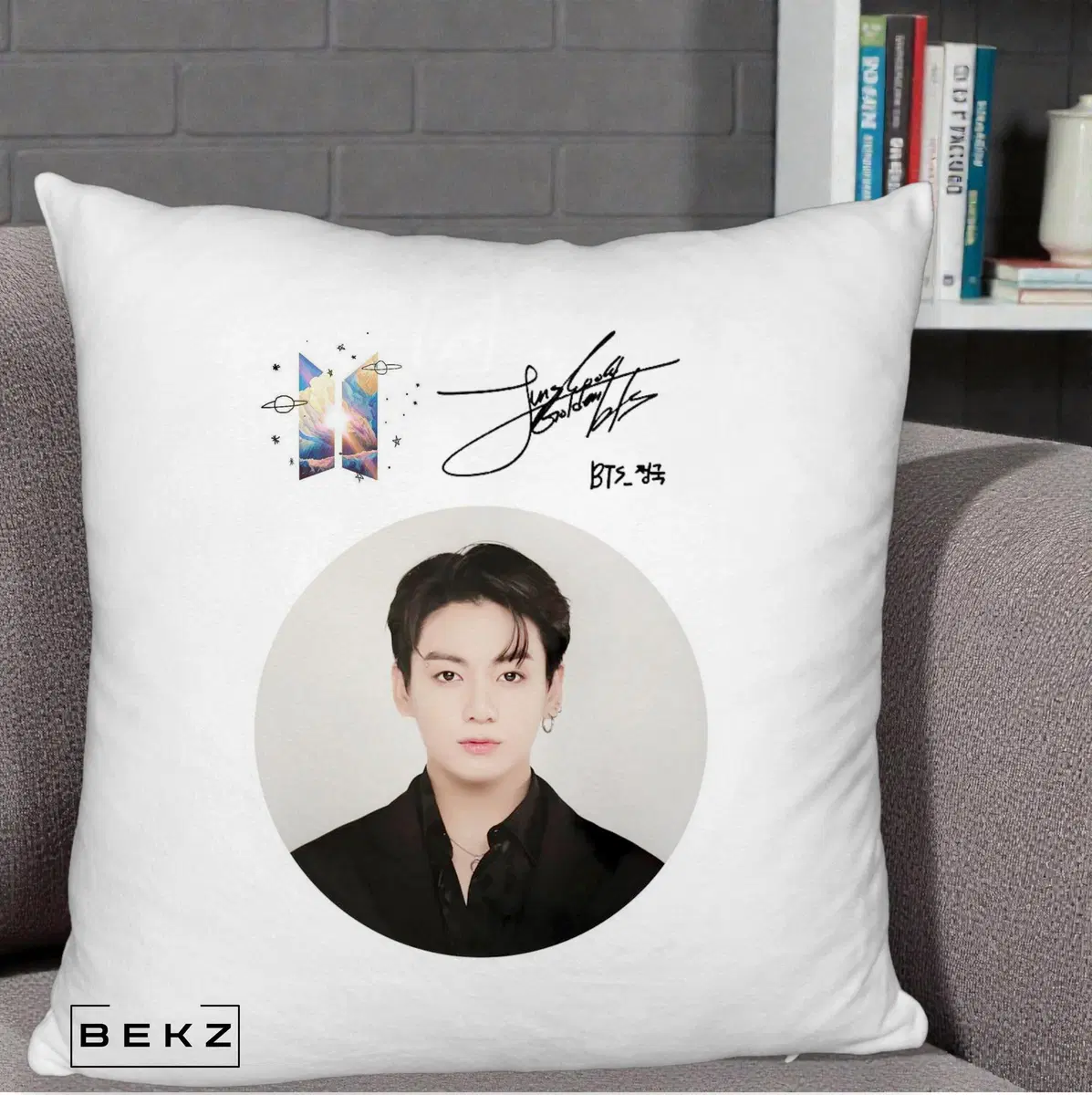 Perna Decorativa BTS Jungkook Portret cu Autograf si Logo, 40x40 cm, Alb Pufos, Husa Detasabila, Perna, BEKZ®