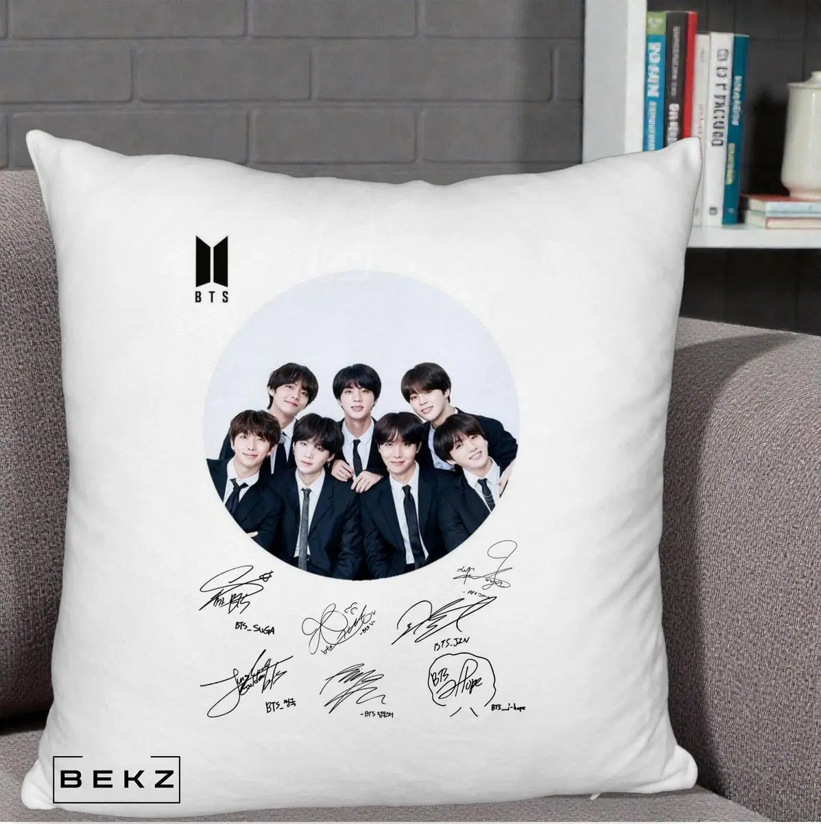 Perna Decorativa BTS Fotografie Grup Costum Negru si Autografe Cerc, 40x40 cm, Alb Pufos, Husa Detasabila, Perna, BEKZ®