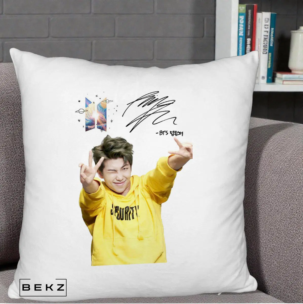 Perna Decorativa BTS RM Namjoon Hanorac Galben Autograf Logo, 40x40 cm, Alb Pufos, Husa Detasabila, Perna, BEKZ®