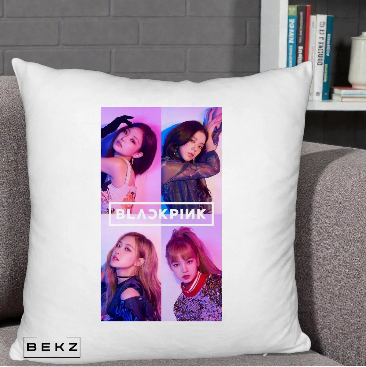 Perna Decorativa BLACKPINK Poster Colaj 4 Membre Violet Roz, 40x40 cm, Alb Pufos, Husa Detasabila, Perna, BEKZ®