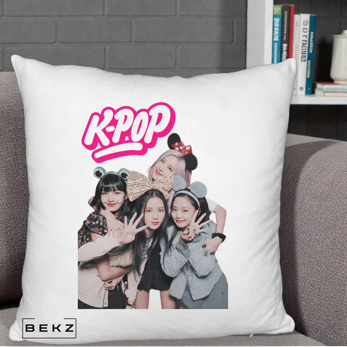 Perna Decorativa BLACKPINK K-Pop Logo Grup Pozitii Amuzante, 40x40 cm, Alb Pufos, Husa Detasabila, Perna, BEKZ®