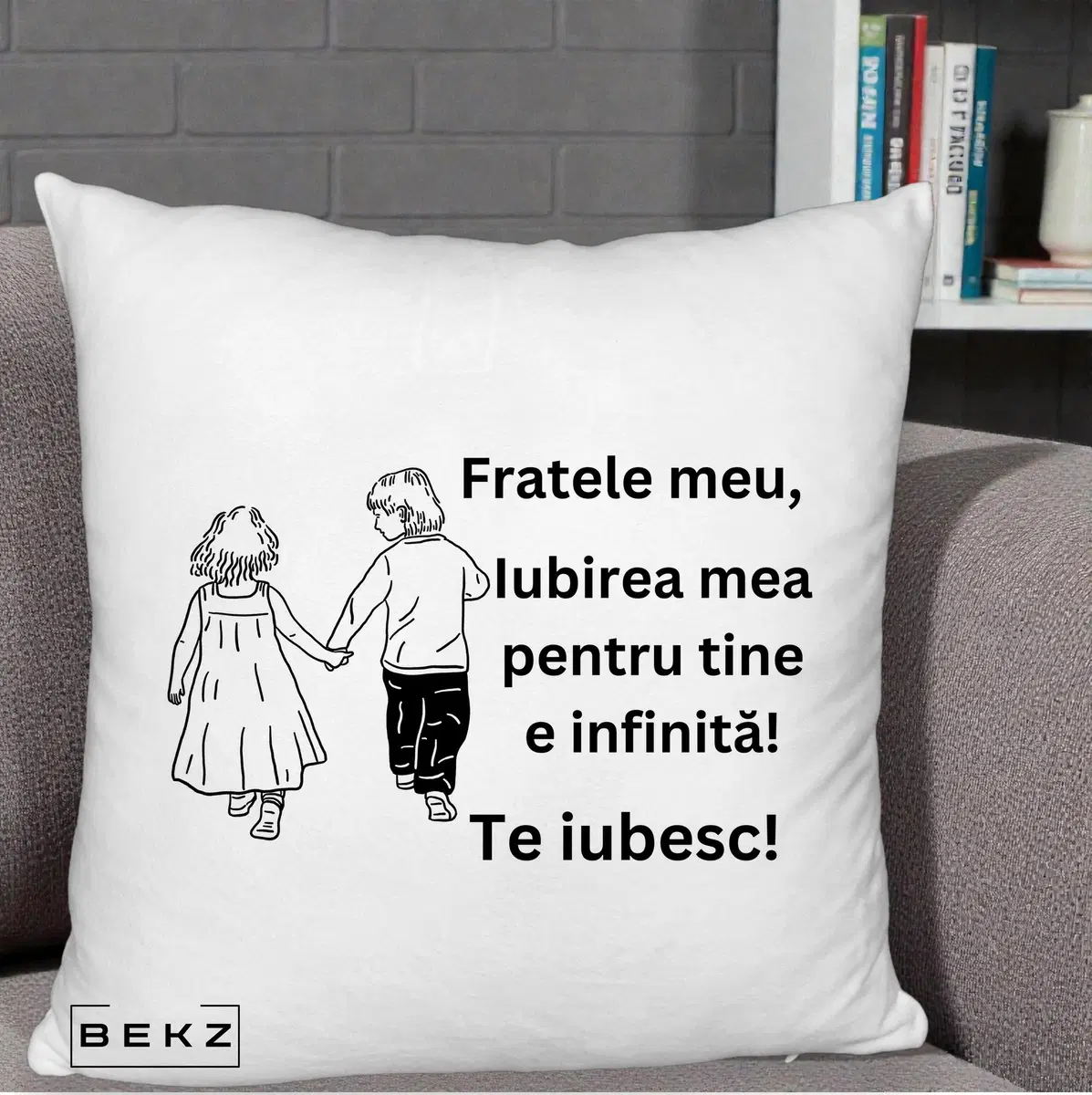 Perna Decorativa Fratele Meu Te Iubesc Copii Tinand Maini Varianta 2, 40x40 cm, Alb Pufos, Husa Detasabila, Perna, BEKZ®