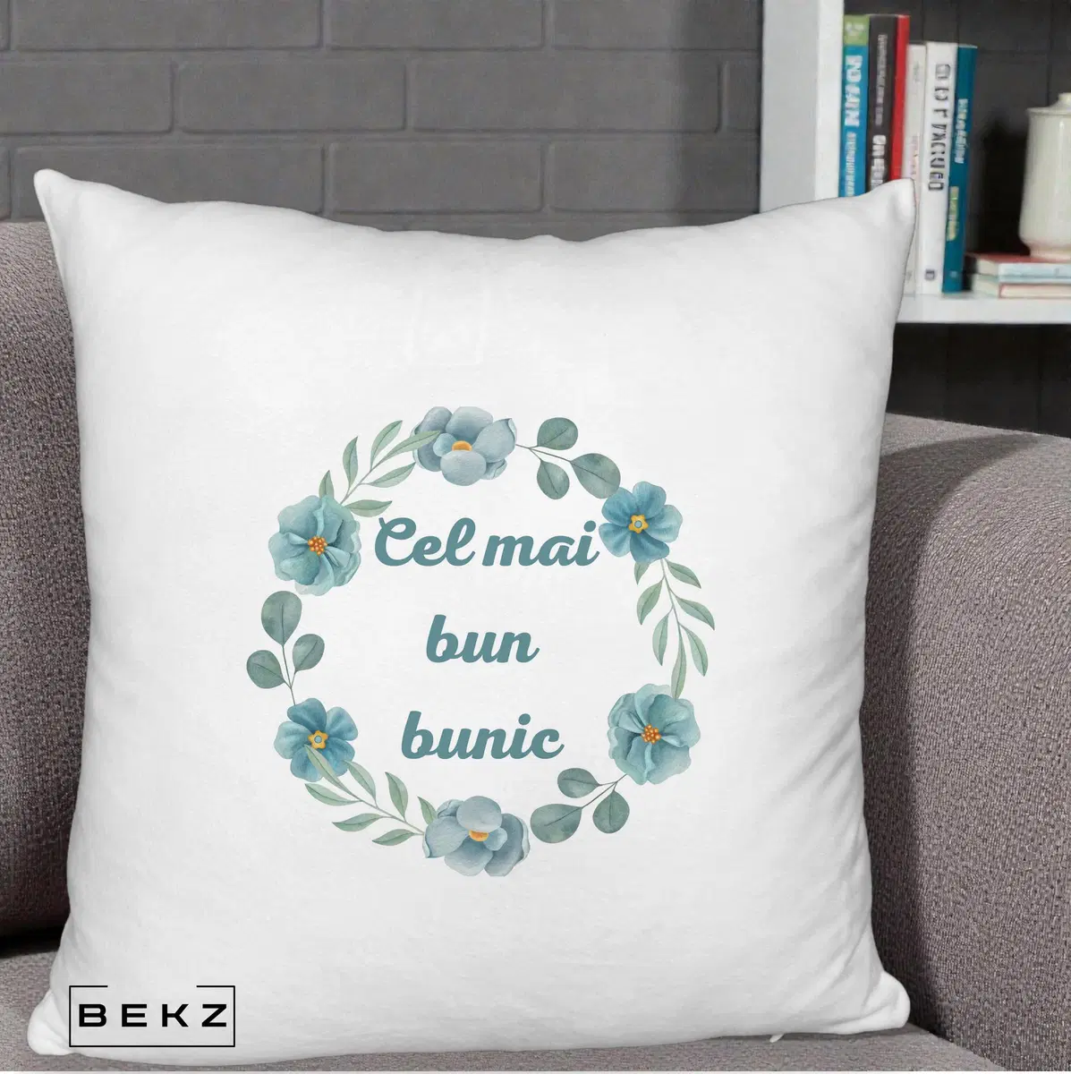 Perna Decorativa Cel Mai Bun Bunic Coronita Flori Albastre Teal, 40x40 cm, Alb Pufos, Husa Detasabila, Perna, BEKZ®