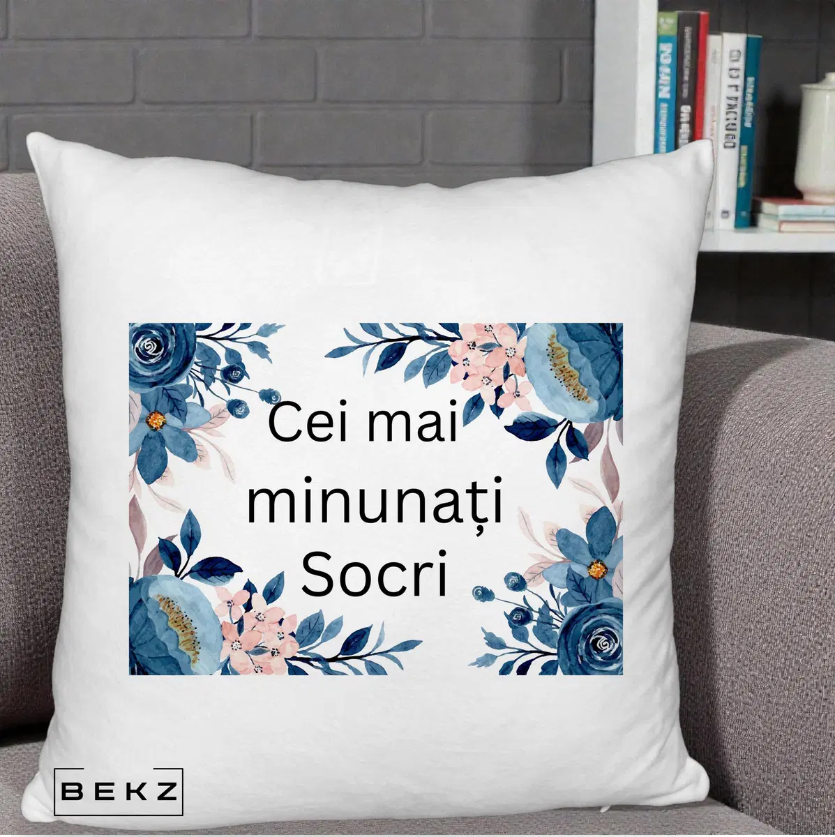 Perna Decorativa Cei mai Minunati Socri cu Flori Albastre si Roz, 40x40 cm, Alb Pufos, Husa Detasabila, Perna, BEKZ®