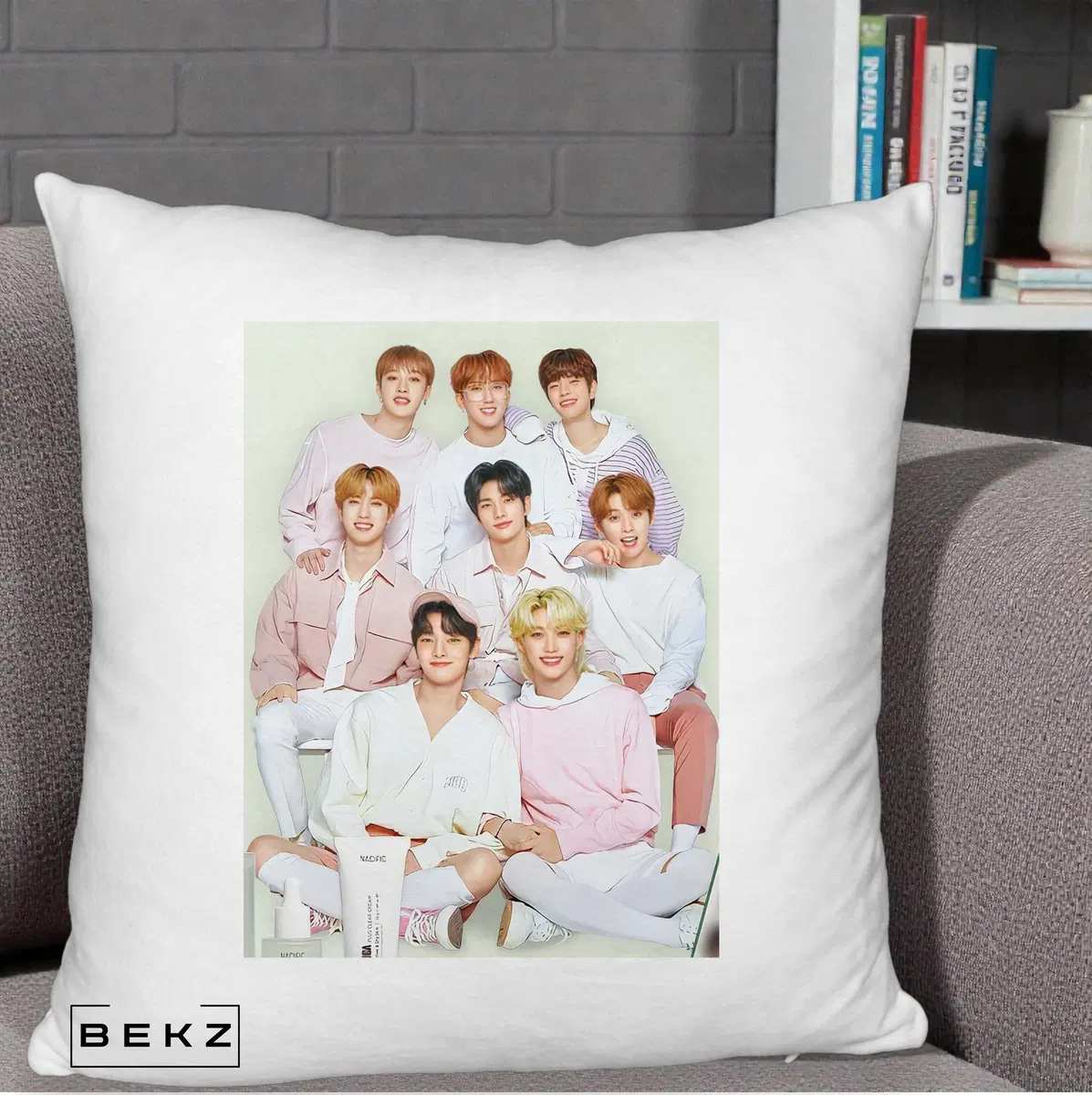 Perna Decorativa Stray Kids Foto Grup Pastel Roz-Alb cu 8 Membrii, 40x40 cm, Alb Pufos, Husa Detasabila, Perna, BEKZ®