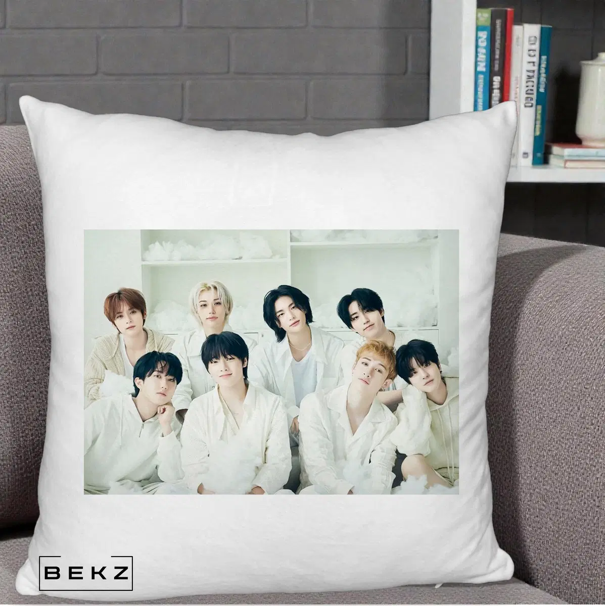 Perna Decorativa Stray Kids Foto Grup Alb All-White cu 8 Membrii, 40x40 cm, Alb Pufos, Husa Detasabila, Perna, BEKZ®