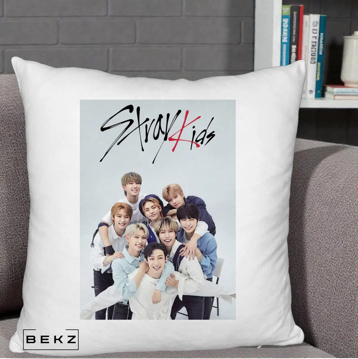 Perna Decorativa Stray Kids Logo cu Foto Grup Casual Alb-Albastru, 40x40 cm, Alb Pufos, Husa Detasabila, Perna, BEKZ®