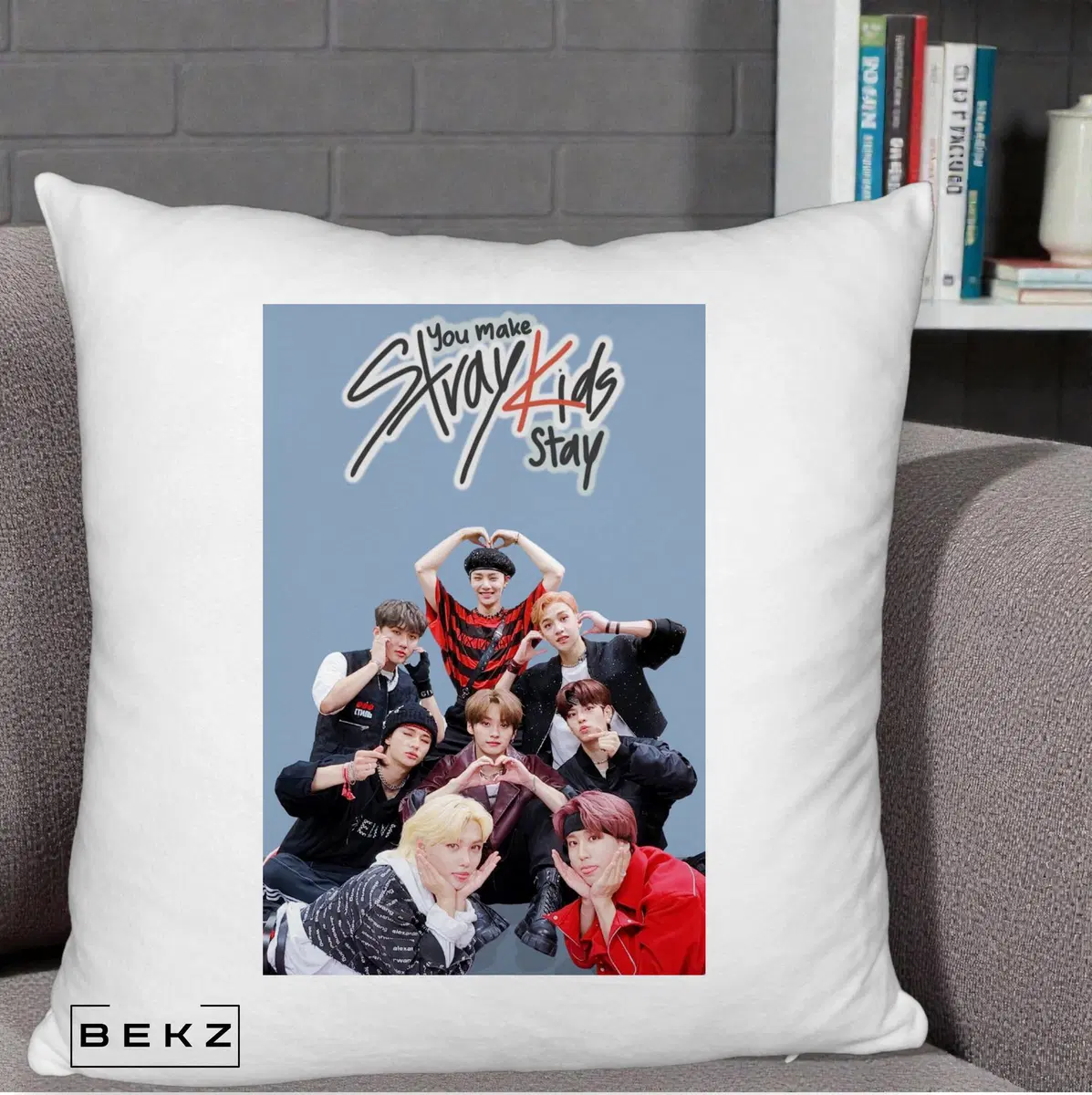 Perna Decorativa Stray Kids You Make Stray Kids Stay cu Foto Grup, 40x40 cm, Alb Pufos, Husa Detasabila, Perna, BEKZ®