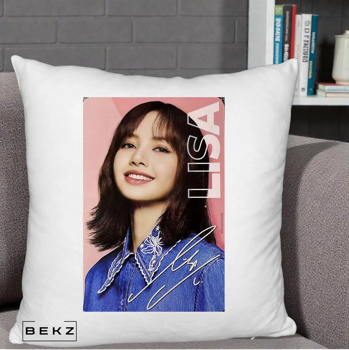 Perna Decorativa BLACKPINK Lisa Portrait Casual Bleu Denim Asezata, 40x40 cm, Alb Pufos, Husa Detasabila, Perna, BEKZ®