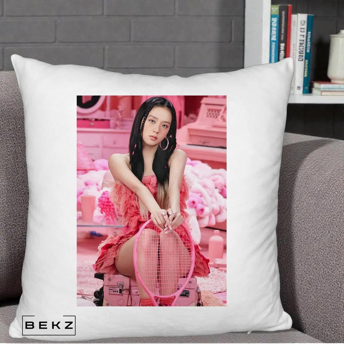 Perna Personalizata K-pop BLACKPINK Jisoo Pink Room, 40x40 cm, Alb Pufos, Husa Detasabila, Perna, BEKZ®