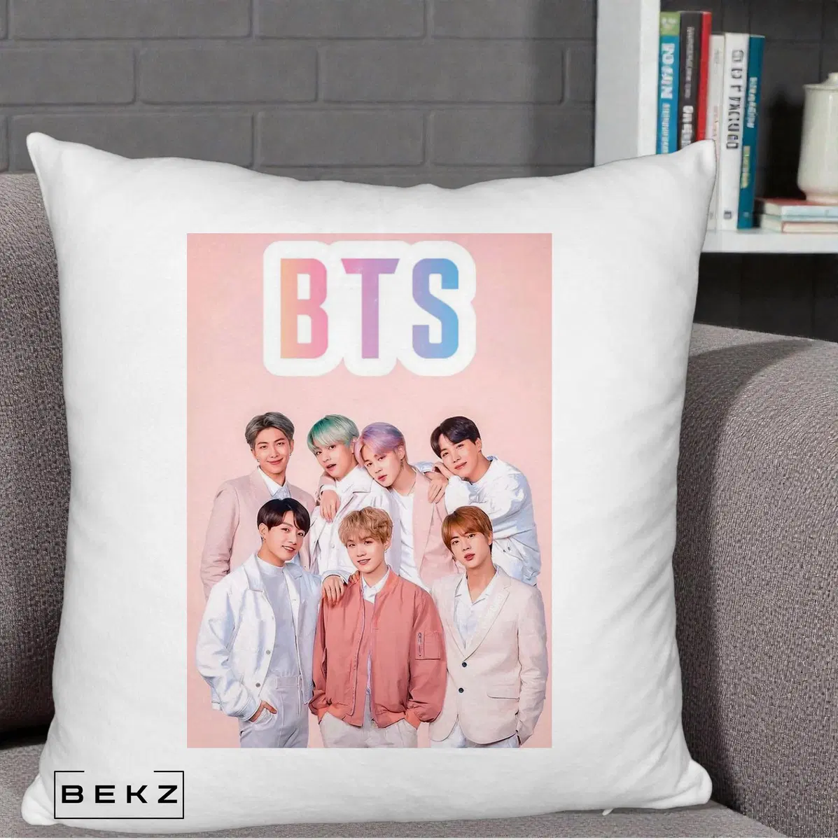 Perna Decorativa BTS Foto Grup cu Logo BTS si Fond Roz Pastel, 40x40 cm, Alb Pufos, Husa Detasabila, Perna, BEKZ®