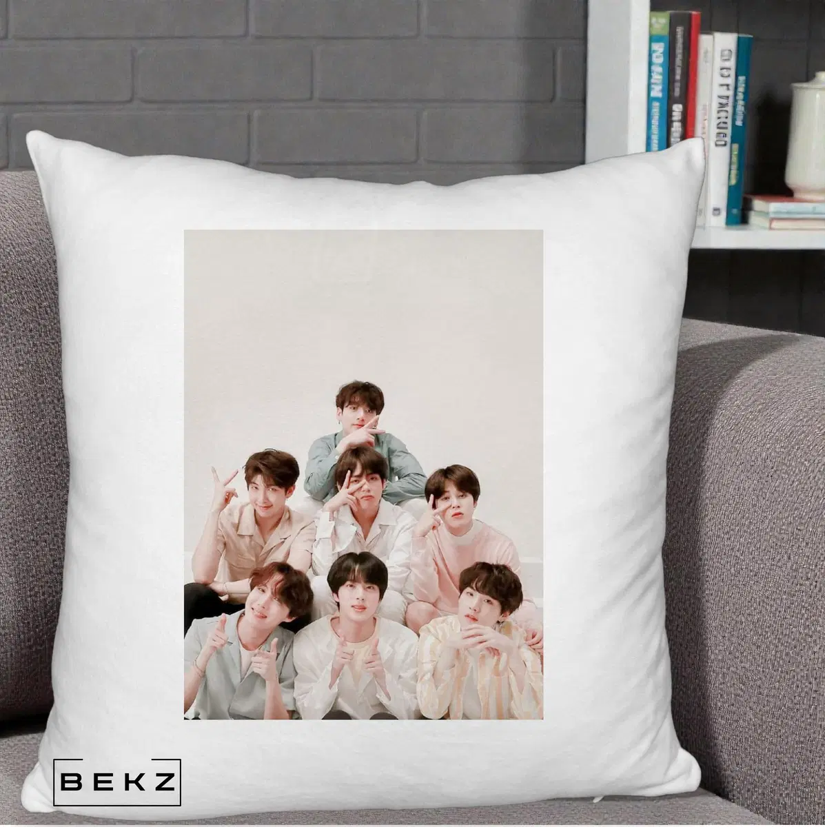 Perna Decorativa BTS Foto Grup Casual Pastel pe Fond alb pufos, 40x40 cm, Alb Pufos, Husa Detasabila, Perna, BEKZ®