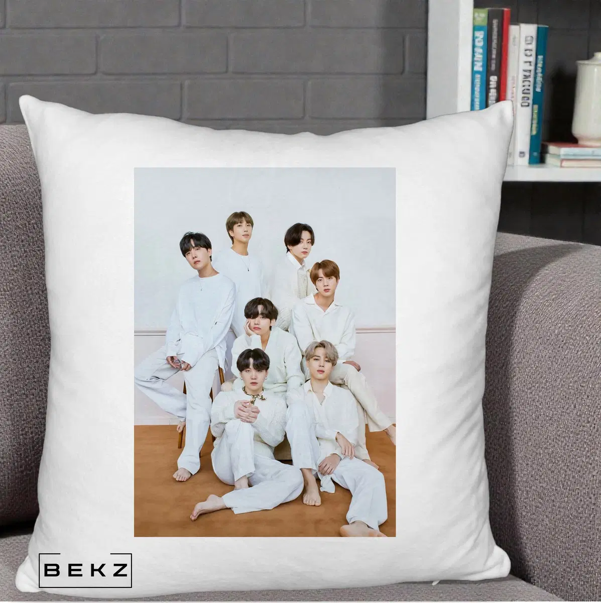 Perna Decorativa BTS Foto Grup All-White Elegant pe Fond alb pufos-Bej, 40x40 cm, Alb Pufos, Husa Detasabila, Perna, BEKZ®