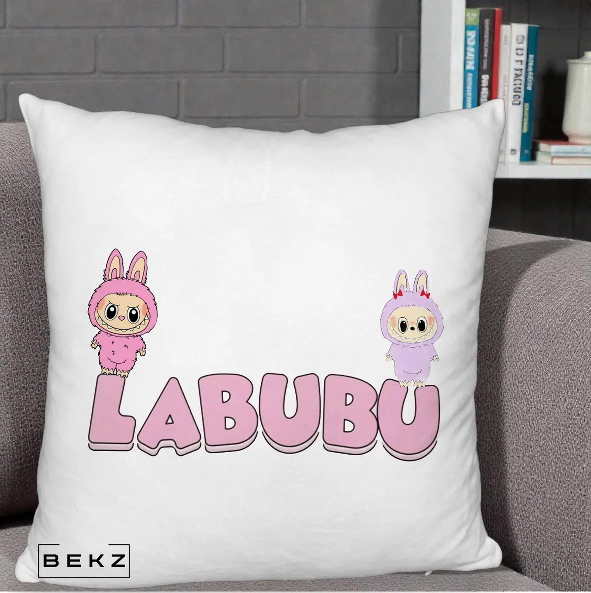 Perna Decorativa Labubu Duo Roz-Lila cu Text, 40x40 cm, Alb Pufos, Husa Detasabila, Perna, BEKZ®