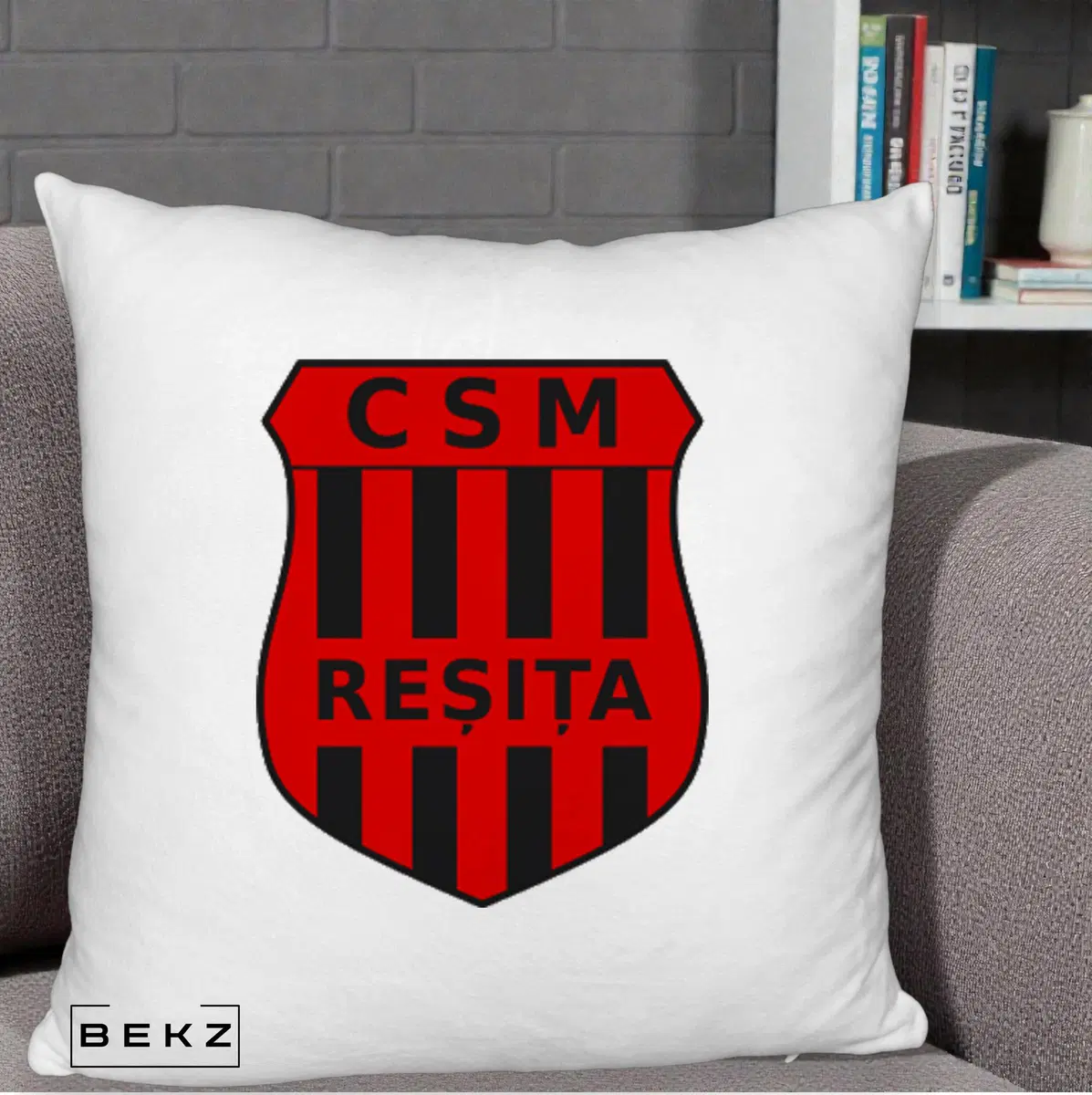 Perna Decorativa CSM Resita Fotbal, 40x40 cm, Alb Pufos, Husa Detasabila, Perna, BEKZ®