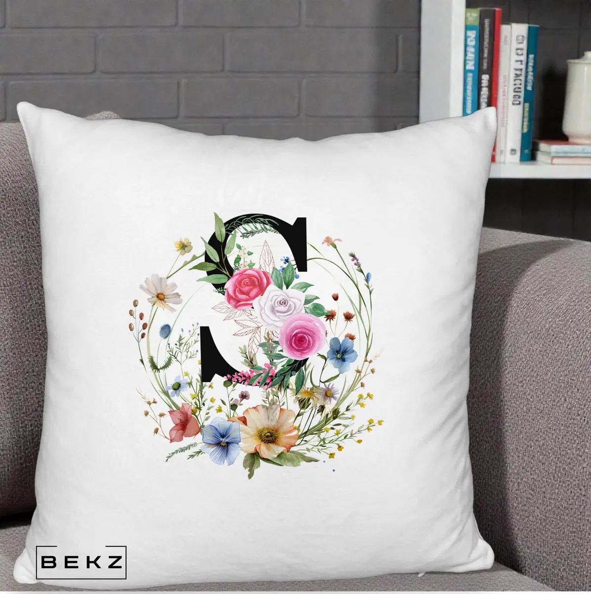 Perna Decorativa Monogram Litera S cu Flori Acuarela, 40x40 cm, Alb Pufos, Husa Detasabila, Perna, BEKZ®