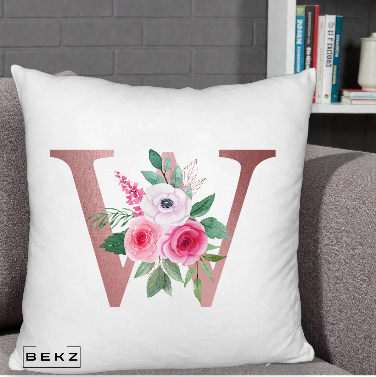 Perna Decorativa Monograma Rose Gold Litera W cu Trandafiri si Anemona, 40x40 cm, Alb Pufos, Husa Detasabila, Perna, BEKZ®
