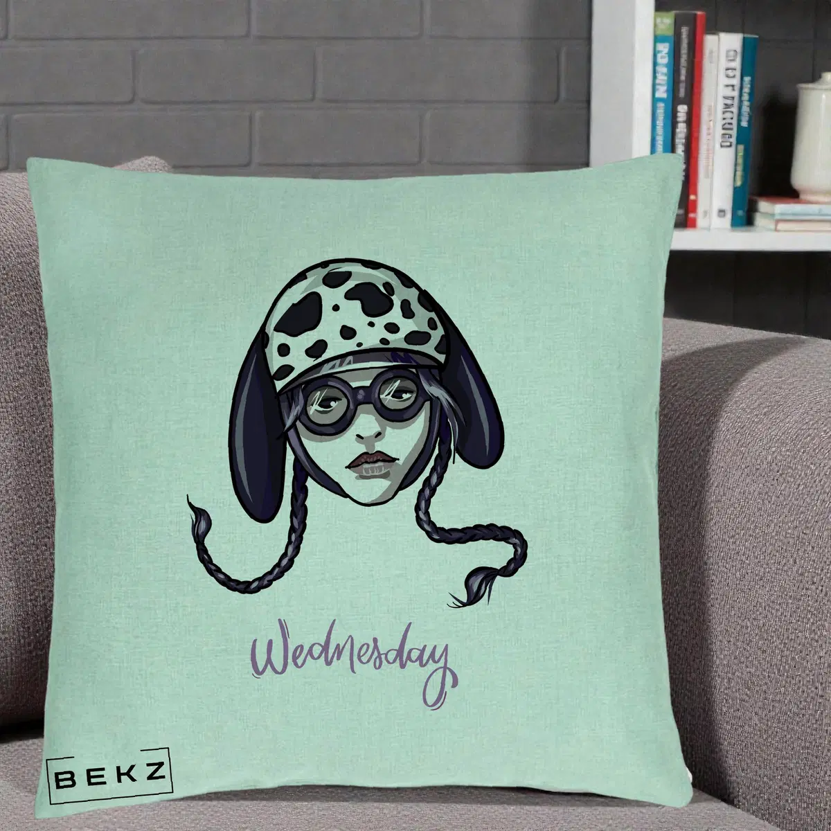 Perna Decorativa Wednesday Addams cu Caine Dalmatian, 40x40 cm, Verde Menta, Husa Detasabila, Perna, BEKZ®