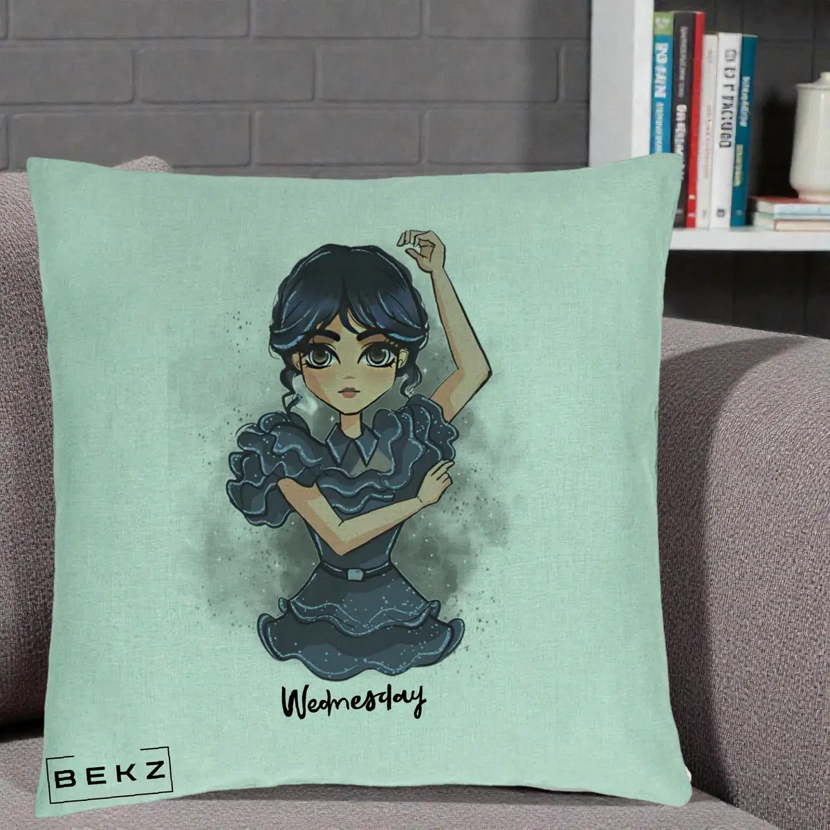 Perna Decorativa Wednesday Addams Dancing Queen, 40x40 cm, Verde Menta, Husa Detasabila, Perna, BEKZ®