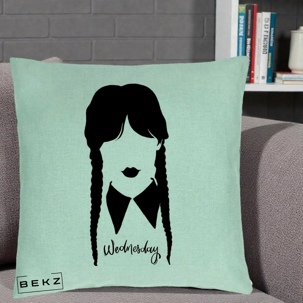 Perna Decorativa Wednesday Addams Silueta Alb-Negru, 40x40 cm, Verde Menta, Husa Detasabila, Perna, BEKZ®