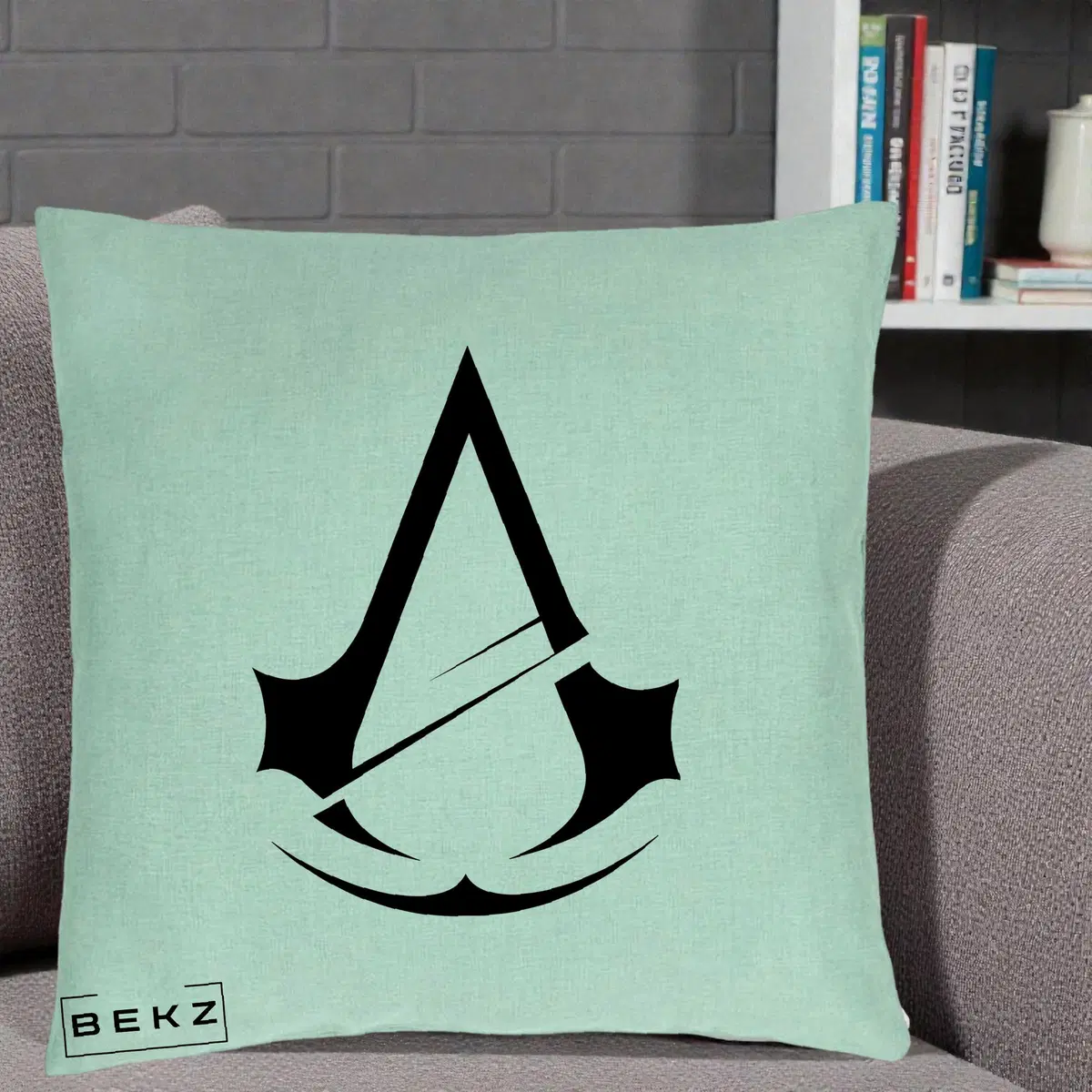Perna Decorativa Assassin's Creed Logo Minimalist, 40x40 cm, Verde Menta, Husa Detasabila, Perna, BEKZ®