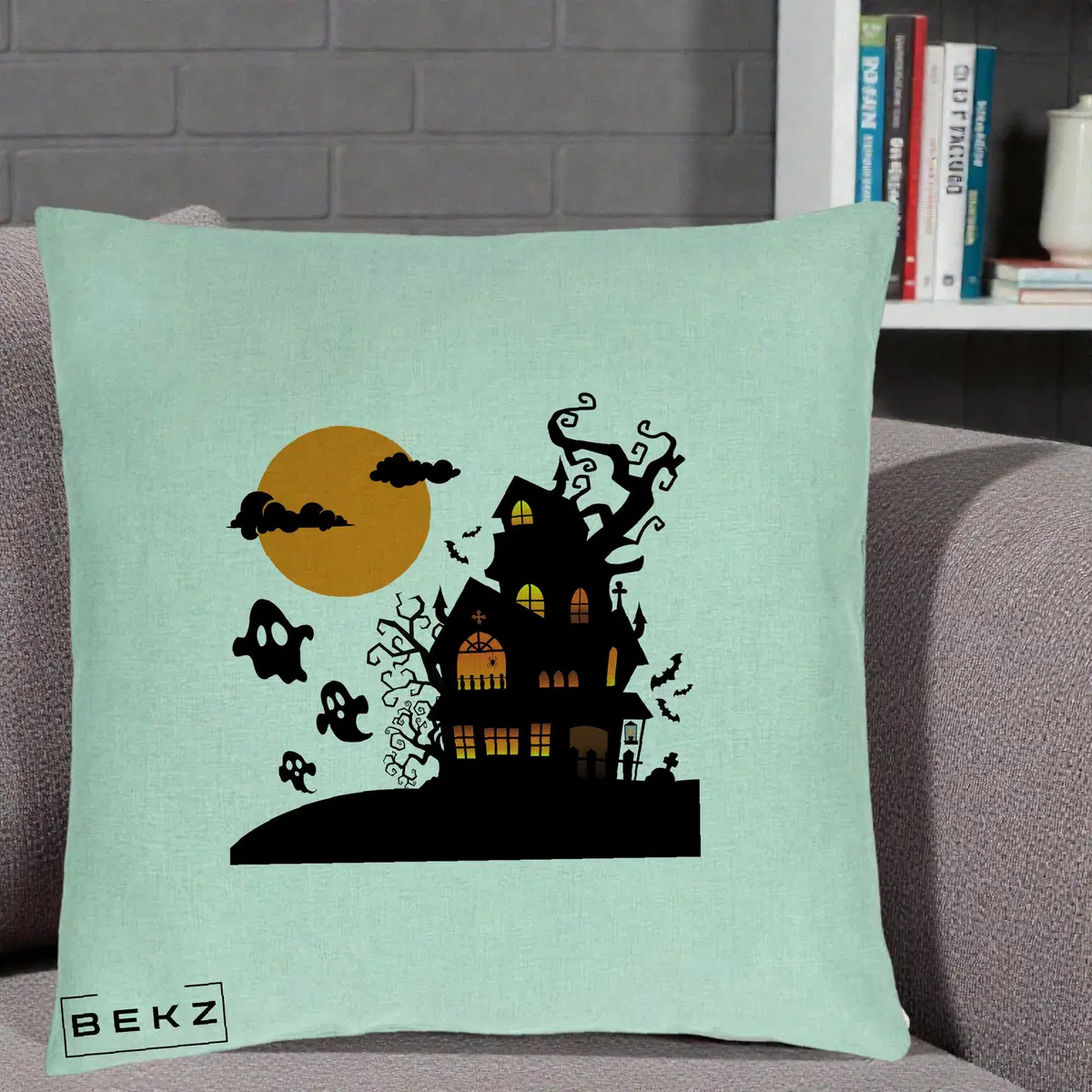 Perna Decorativa Halloween Casa Bantuita cu Fantome, 40x40 cm, Verde Menta, Husa Detasabila, Perna, BEKZ®