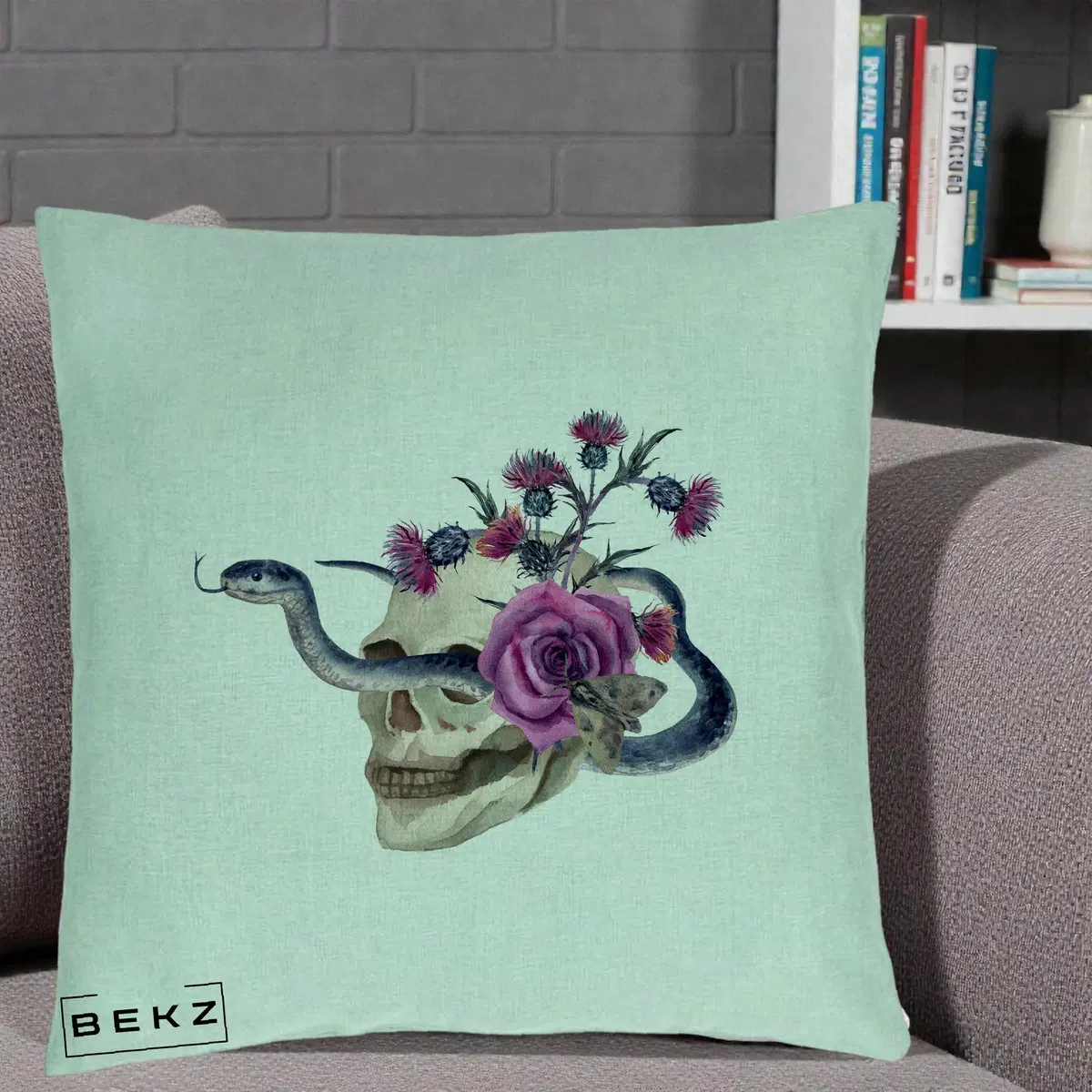 Perna Decorativa Craniu cu Sarpe si Trandafiri Gothic, 40x40 cm, Verde Menta, Husa Detasabila, Perna, BEKZ®