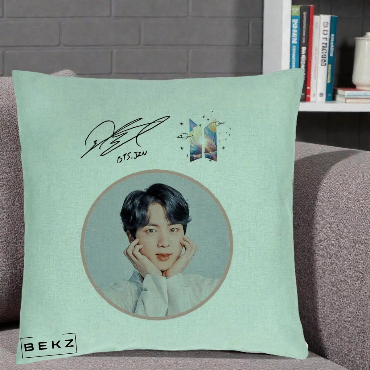 Perna Decorativa BTS Jin Portret cu Autograf si Logo, 40x40 cm, Verde Menta, Husa Detasabila, Perna, BEKZ®