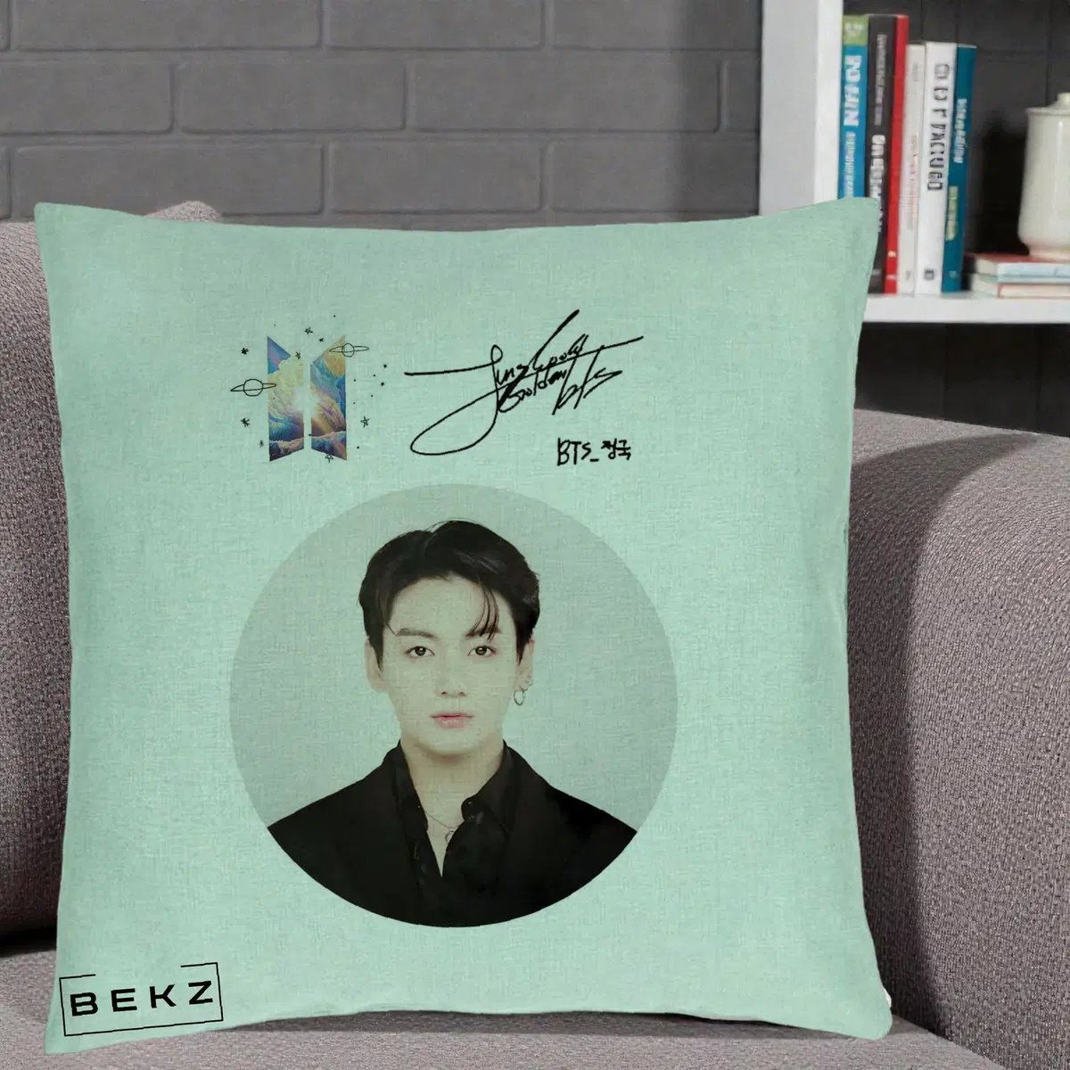 Perna Decorativa BTS Jungkook Portret cu Autograf si Logo, 40x40 cm, Verde Menta, Husa Detasabila, Perna, BEKZ®