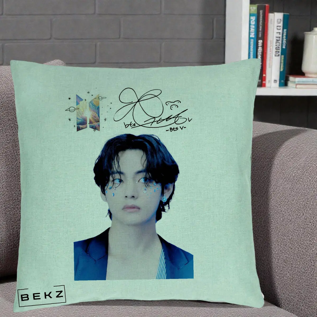 Perna Decorativa BTS V Taehyung Portret cu Autograf si Logo, 40x40 cm, Verde Menta, Husa Detasabila, Perna, BEKZ®