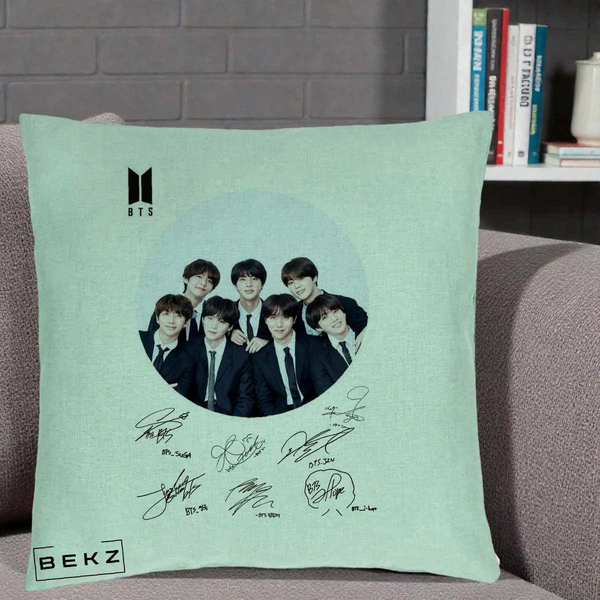 Perna Decorativa BTS Fotografie Grup Costum Negru si Autografe Cerc, 40x40 cm, Verde Menta, Husa Detasabila, Perna, BEKZ®