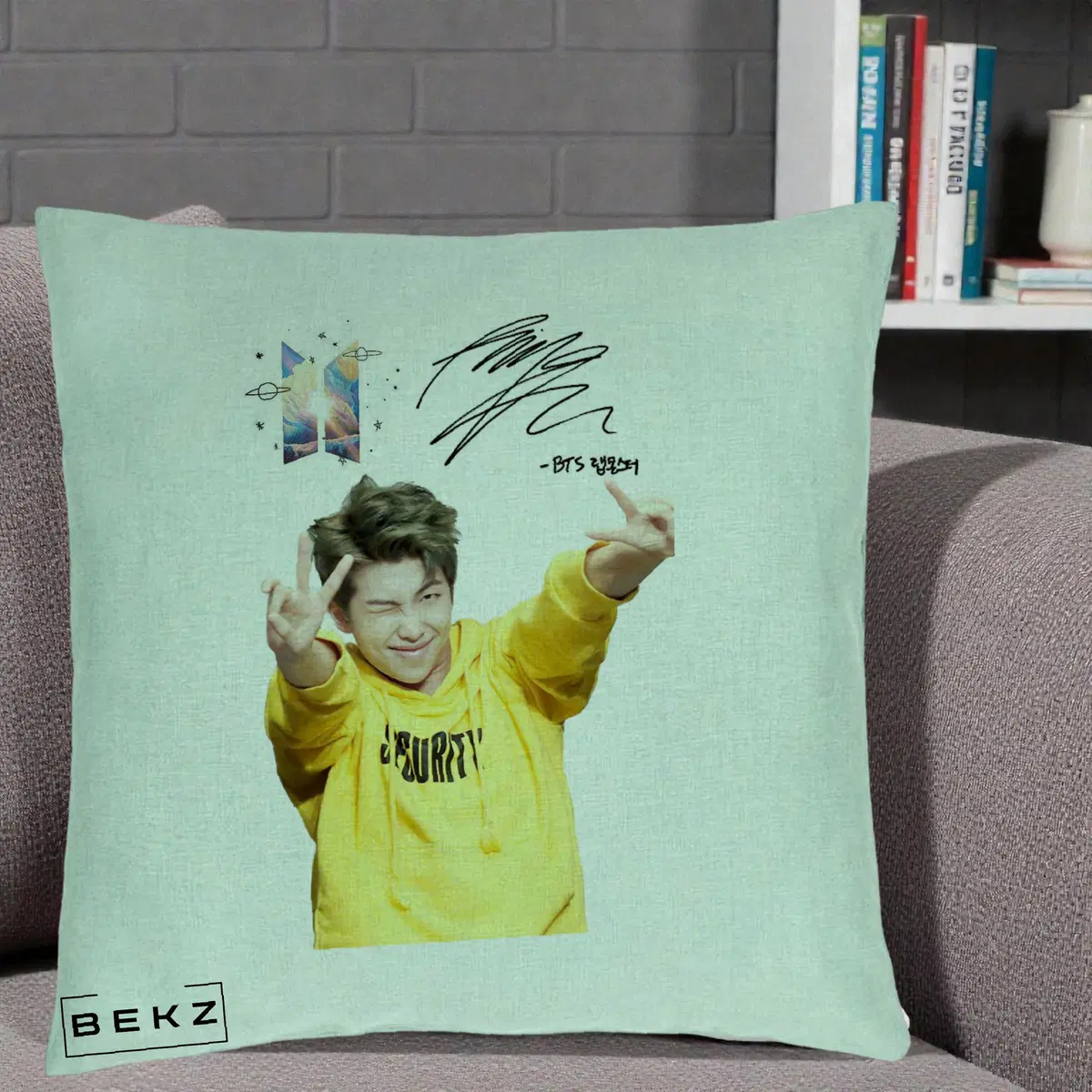 Perna Decorativa BTS RM Namjoon Hanorac Galben Autograf Logo, 40x40 cm, Verde Menta, Husa Detasabila, Perna, BEKZ®