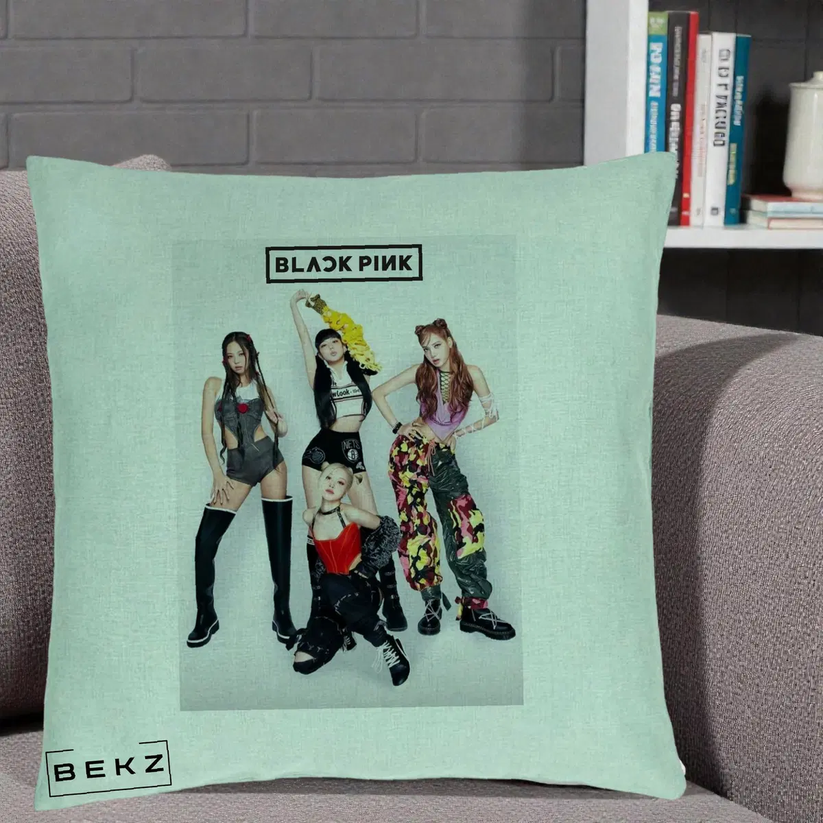 Perna Decorativa BLACKPINK Fotografie Grup Tinute Edgy Logo, 40x40 cm, Verde Menta, Husa Detasabila, Perna, BEKZ®