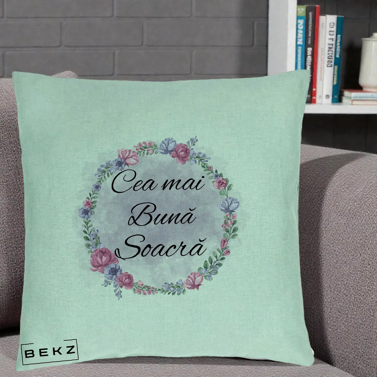 Perna Decorativa Cea mai Buna Soacra cu Coronita Flori Roz si Mov, 40x40 cm, Verde Menta, Husa Detasabila, Perna, BEKZ®