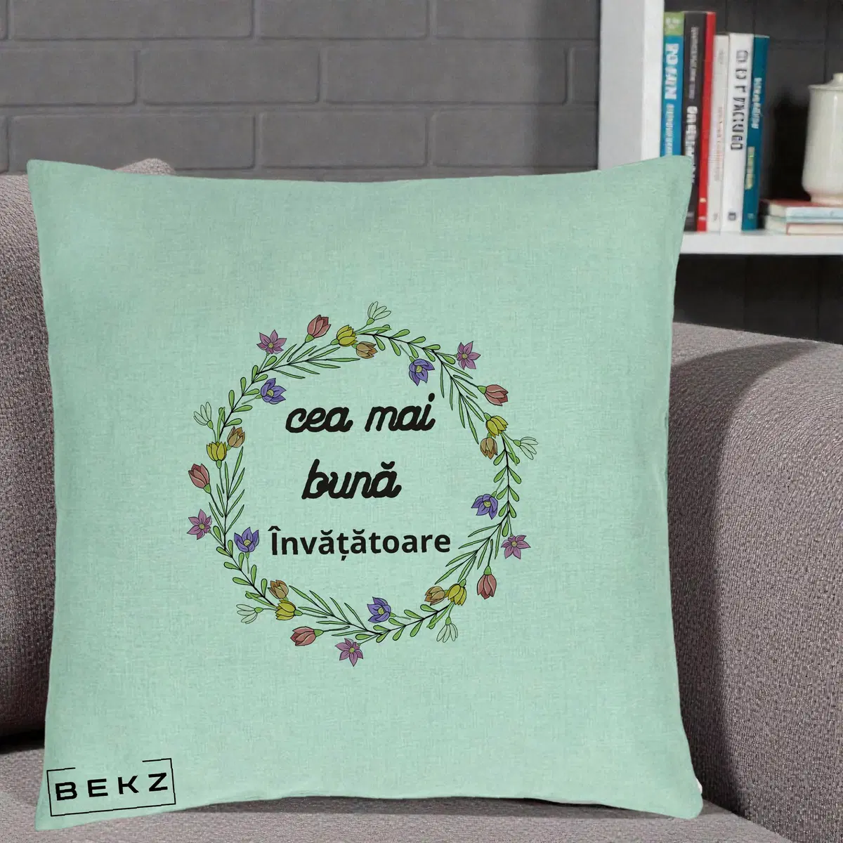 Perna Decorativa Cea mai Buna Invatatore cu Coronita Florala Colorata, 40x40 cm, Verde Menta, Husa Detasabila, Perna, BEKZ®