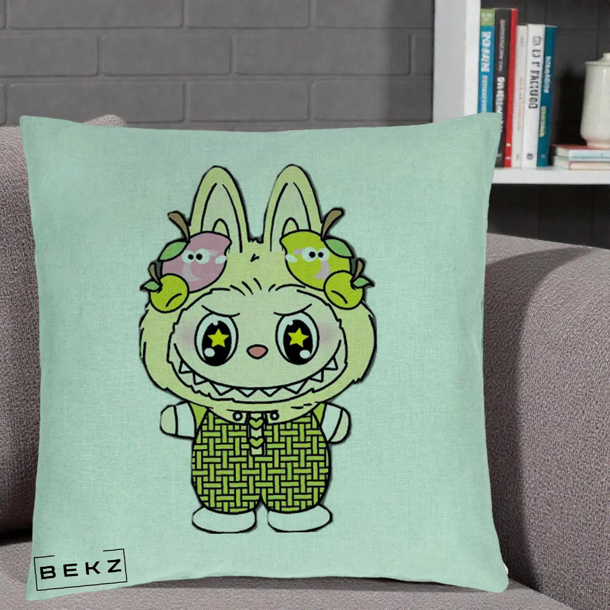 Perna Decorativa Labubu Galben cu Mere si Salopeta, 40x40 cm, Verde Menta, Husa Detasabila, Perna, BEKZ®