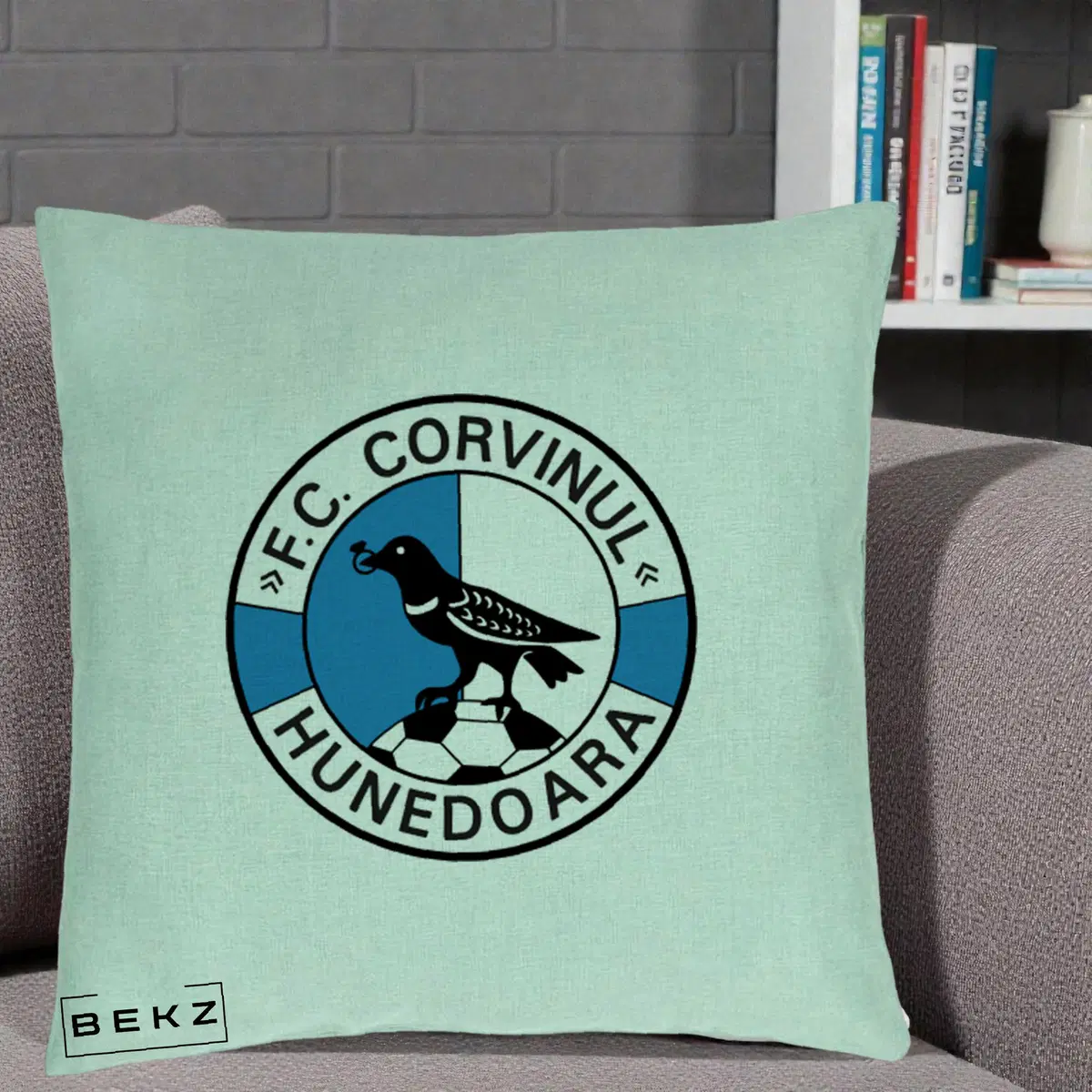 Perna Decorativa FC Corvinul Hunedoara Fotbal, 40x40 cm, Verde Menta, Husa Detasabila, Perna, BEKZ®