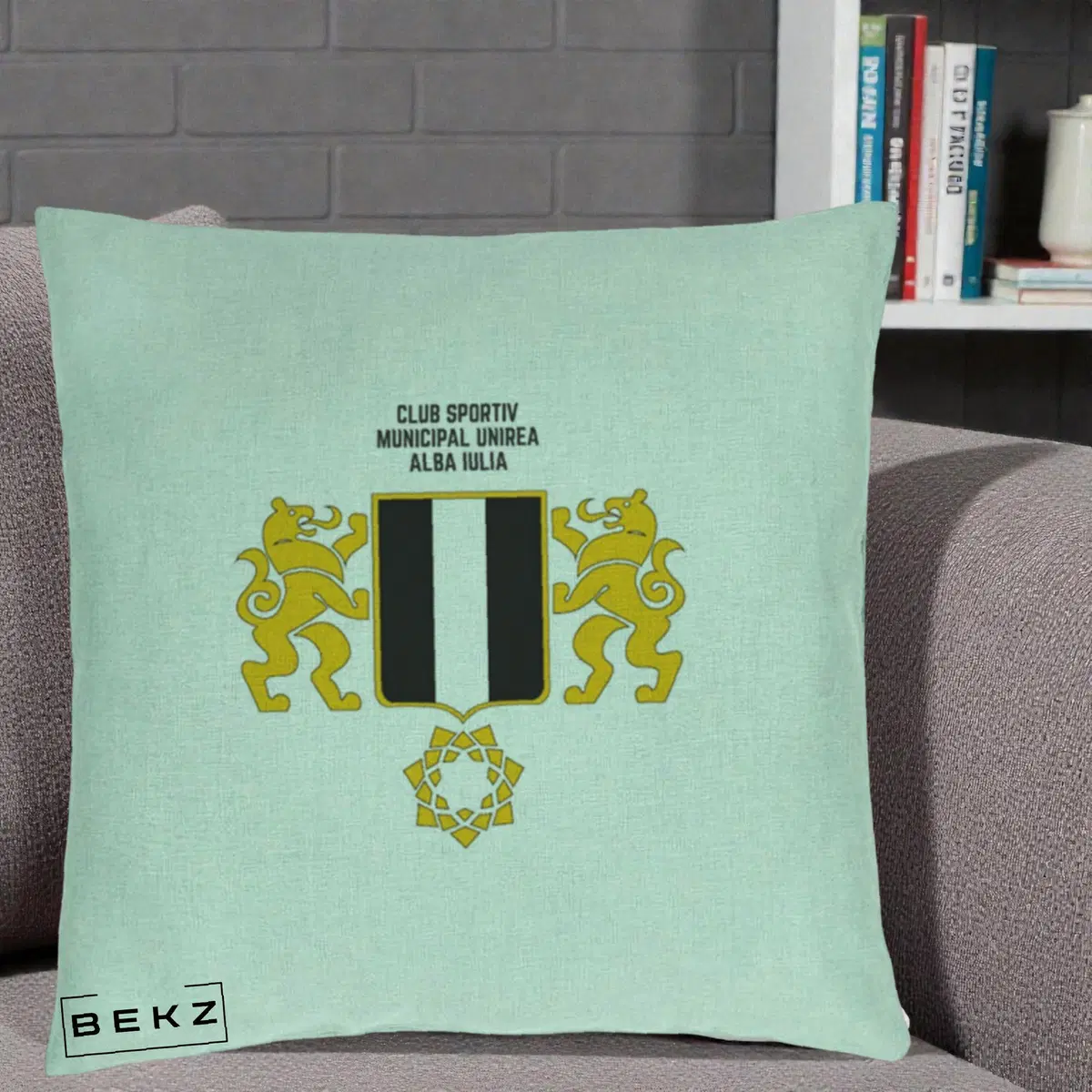 Perna Decorativa CSM Unirea Alba Iulia Fotbal, 40x40 cm, Verde Menta, Husa Detasabila, Perna, BEKZ®