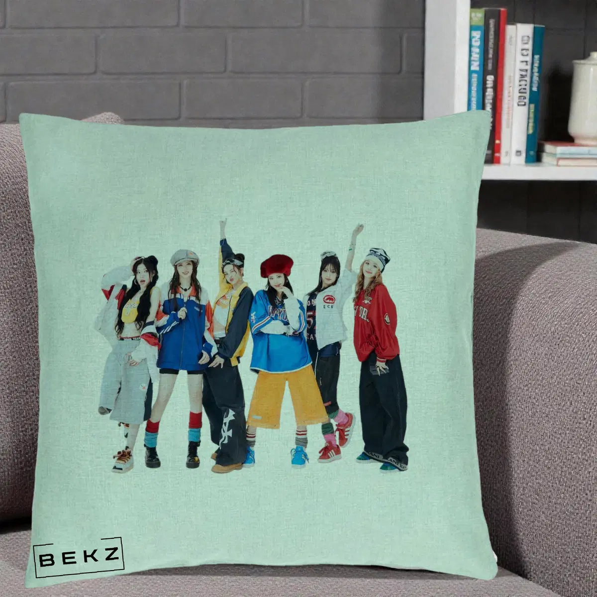 Perna Decorativa Grup K-pop Fete in Picioare Foto, 40x40 cm, Verde Menta, Husa Detasabila, Perna, BEKZ®