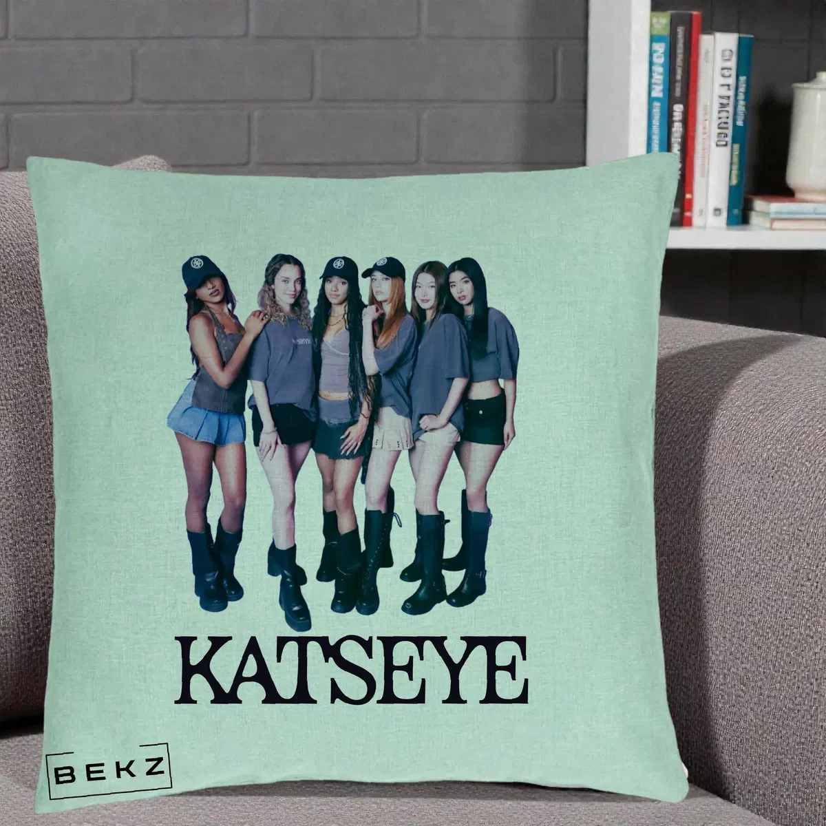 Perna Decorativa KATSEYE Grup Foto Tinute Gri, 40x40 cm, Verde Menta, Husa Detasabila, Perna, BEKZ®